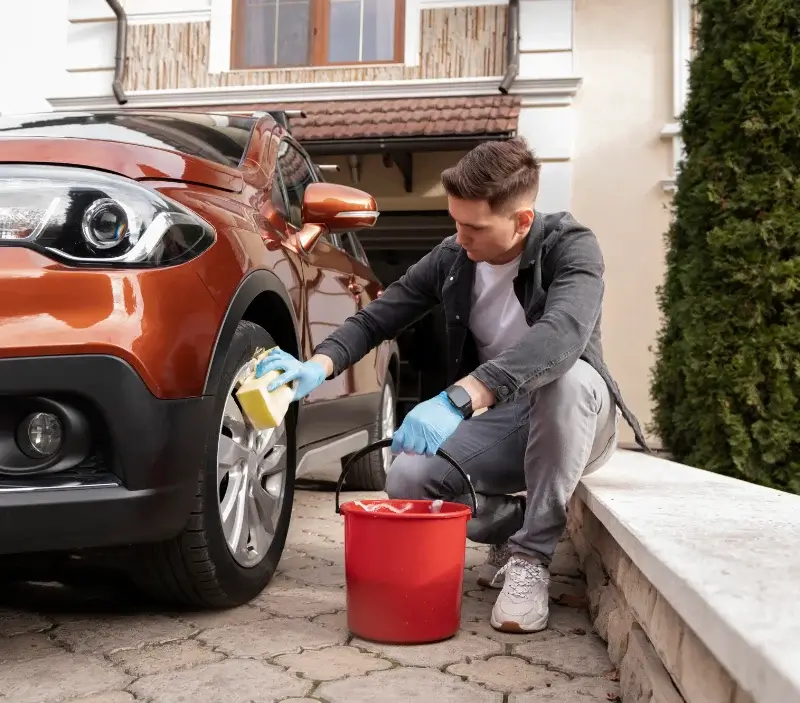 Lavage auto à domicile Charroux : professionnel intervenant sur un véhicule